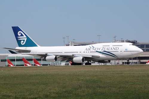 Air New Zealand 747-400 ZK-NBT about to take off