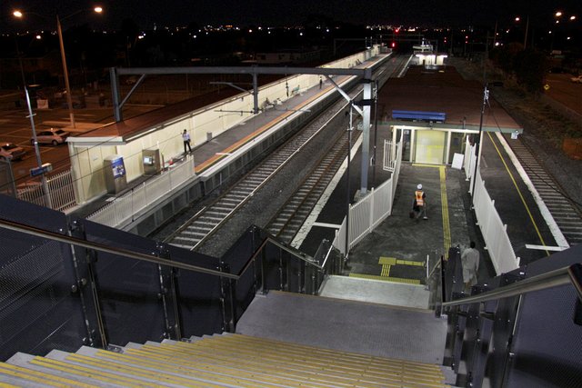 Down the stairs to platform 2/3