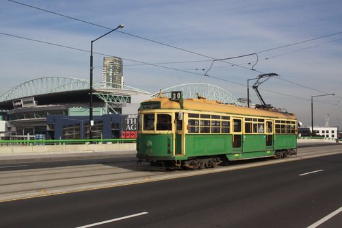 W6.971 heads east on La Trobe Street
