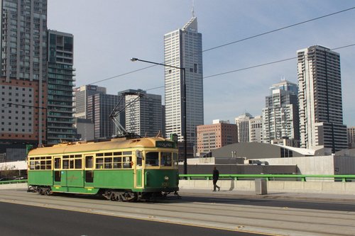 W7.1012 heads west on La Trobe Street