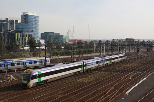 3VL21 gets on the move at Franklin Street - why the @$!~! is there congestion at 1pm in the afternoon?