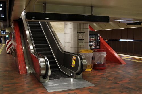 Escalator adit at the west end of Melbourne Central platform 1 and 2, with only one escalator installed