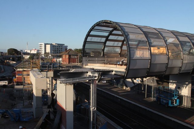 North end of the footbridge, awaiting the extension over the future suburban platforms