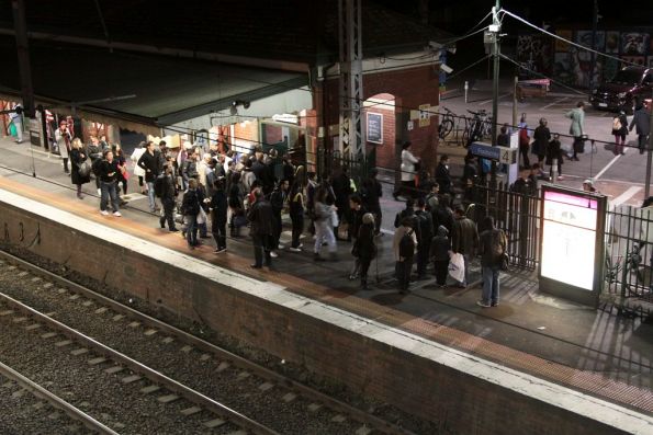 Congestion exiting Footscray platform 4
