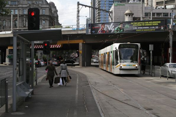 D2.5014 stops for passengers at Batman Park on a southbound route 96 service