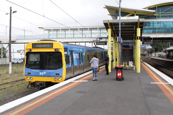 Comeng 409M arrives into Dandenong platform 3 with a down Cranbourne service