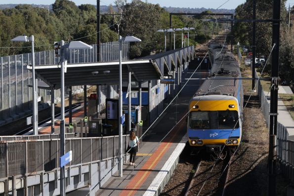 Alstom Comeng arrives into Kananook on an up Frankston service