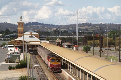 N464 ready to lead the train back south from Albury