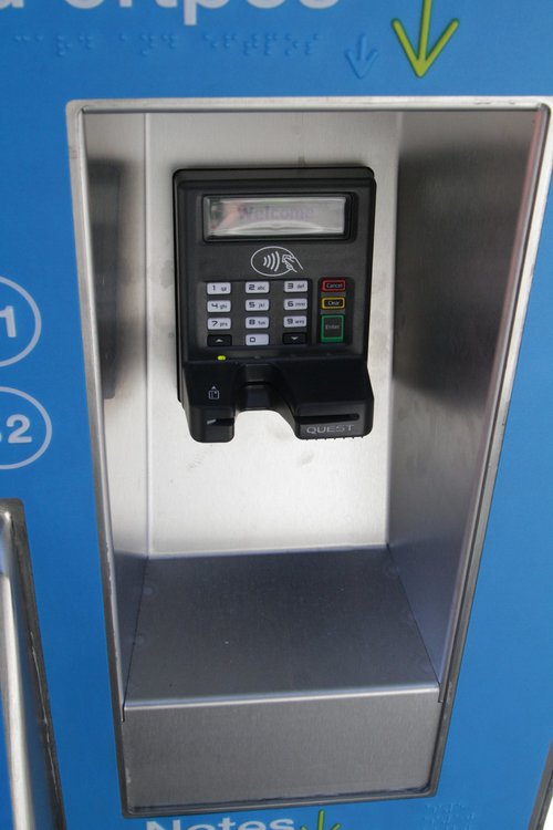 New EFTPOS payment terminal fitted to a myki machine, now featuring support for contactless transactions