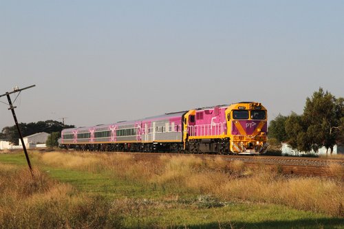 N457 leads power van PCJ492 and carriage set SN8 on the up Albury service at Albion 