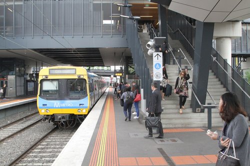 EDI Comeng train arrives into Sunshine station on the up