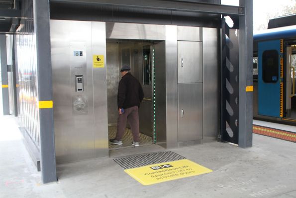 Contactless lift at Watergardens platform 2 and 3