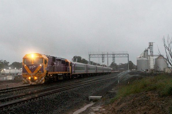 N472 with carriage set VN14 departs Murchison East on the up